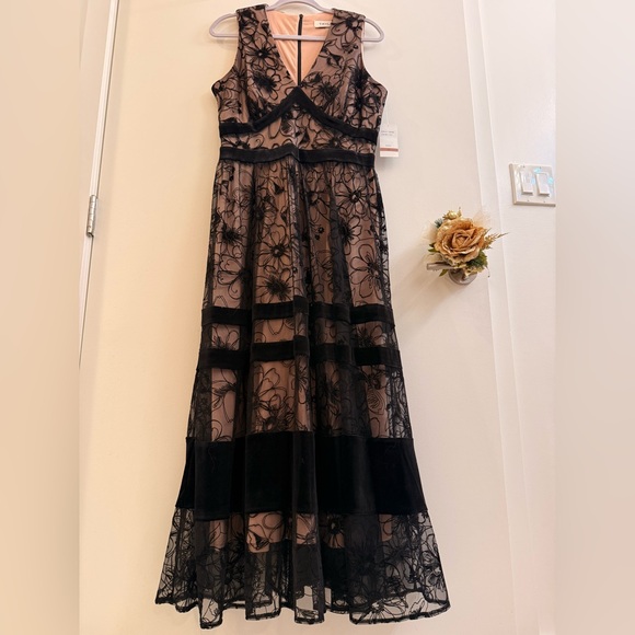 Taylor Black and Nude Floral Dress - Picture 2 of 8